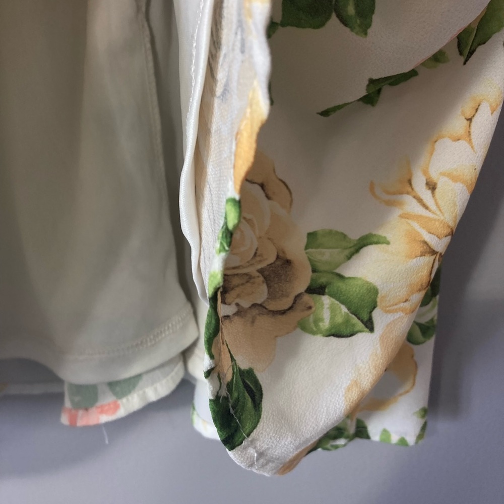 Disney Princess Dress XS 
Floral Yellow Roses
Modest 
Lacy detail
Back zip - Picture 4 of 8